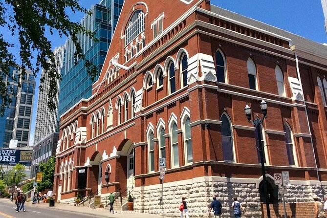 Private Walking Tour with Johnny Cash Museum Admission - The Social Experience: Drinks and Live Music at a Local Venue