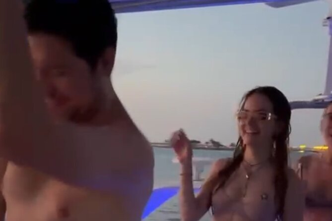 Private Yacht Cruise in Miami Beach - The Yacht Fleet: 50-Foot Flybridge Vessel Features