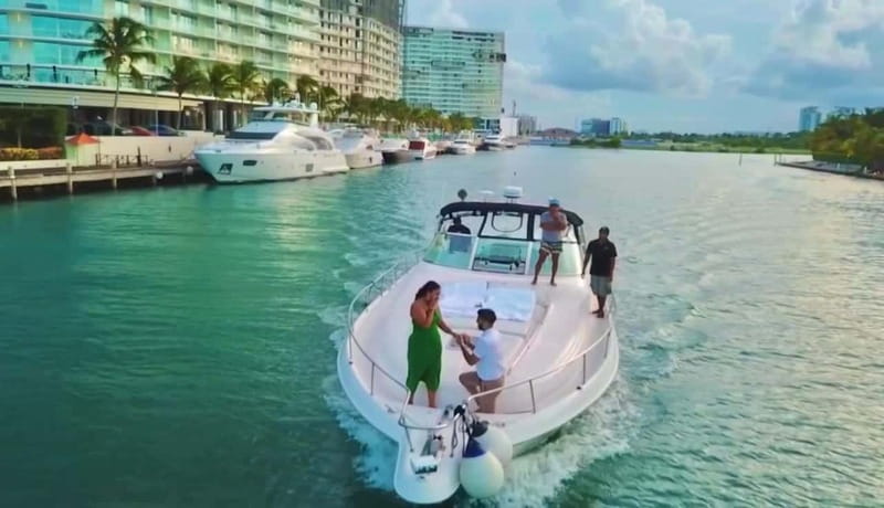 Private yacht in Cancun for maximun 15 people - The Guide and Crew Experience