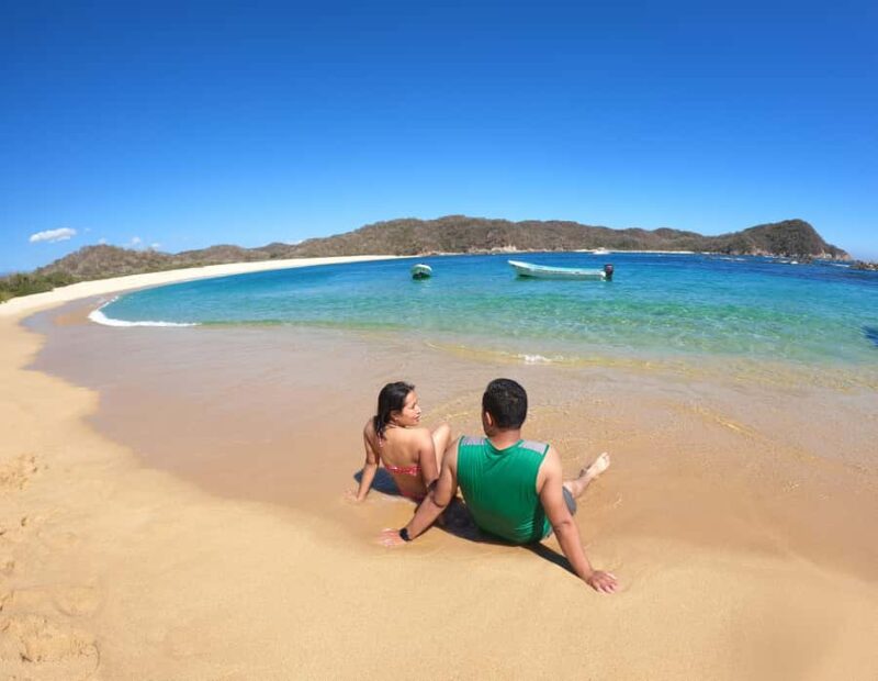 Private yacht tour of the Huatulco Bays - Returning to Santa Cruz with a Final Scenic Sail