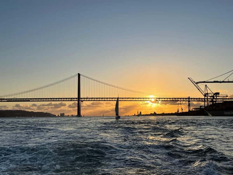 Private yacht tour with wines on board - Key Points