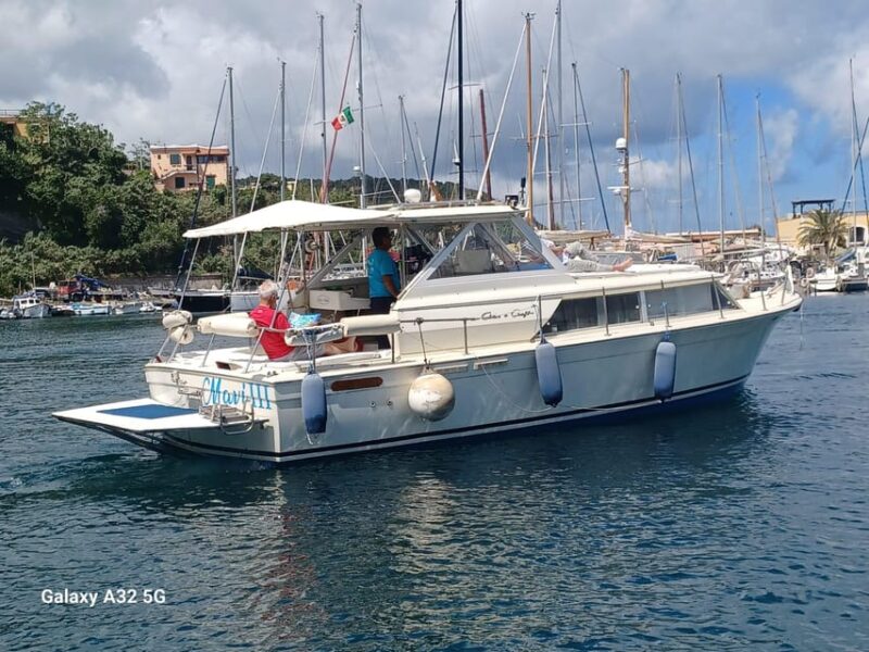 Procida: Boat Tour around the island - A 2.5-Hour Cruise Focused on Relaxation and Discovery