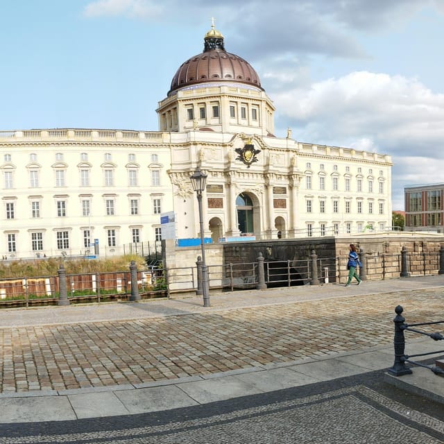 Promotion Daily First Berlin Rickshaw 3,5 Hours Highlights - The Reichstag and Brandenburg Gate: Iconic Symbols