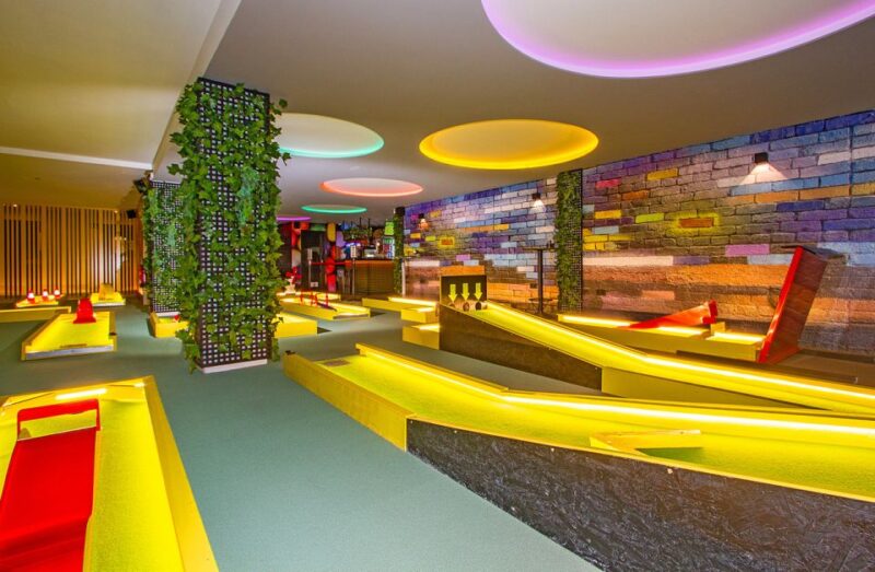 Puerto del Carmen: Indoor 18 hole Crazy Mini Golf Experience - Equipment Provided for Each Player