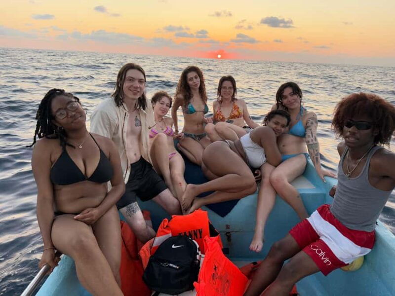 Puerto Escondido: Boat tour to enjoy the sunset - The Boat’s Comfort and Entertainment Features