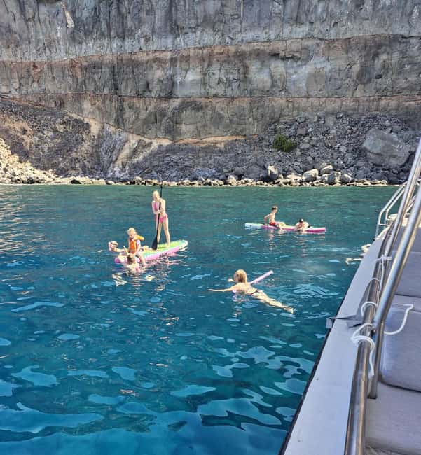 Puerto Rico, Gran Canaria: boat trip, drinks, food, paddle surfing, snorkeling. - Returning to Puerto Rico and final coastline views