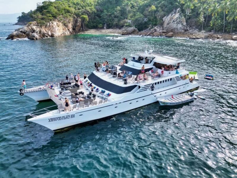 Puerto Vallarta: Private Mega Yacht Limousine of the Sea 1 - The Mega Yacht Catamaran: Design and Comfort