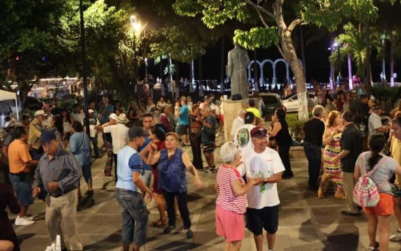 Puerto Vallarta: Salsa Class and Local Dance Night - Live Salsa Music and Dancing at La Bodeguita del Medio