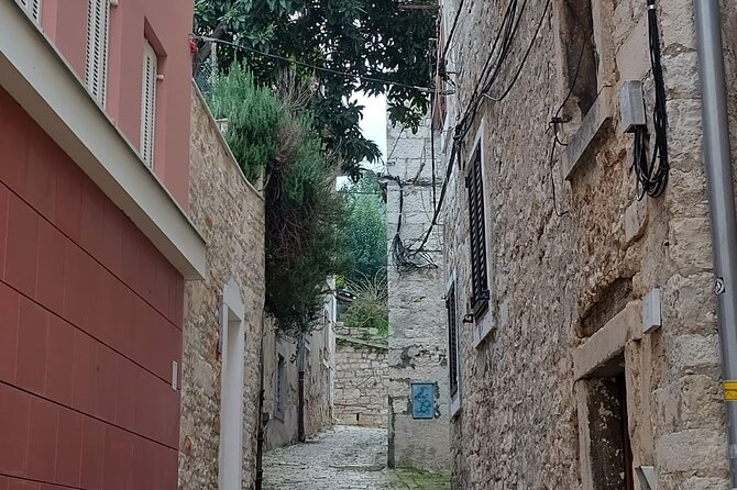 Pula 2 Hour Private Tour in English or Czech Language - Social Life on Giardini Street and Its Greenery