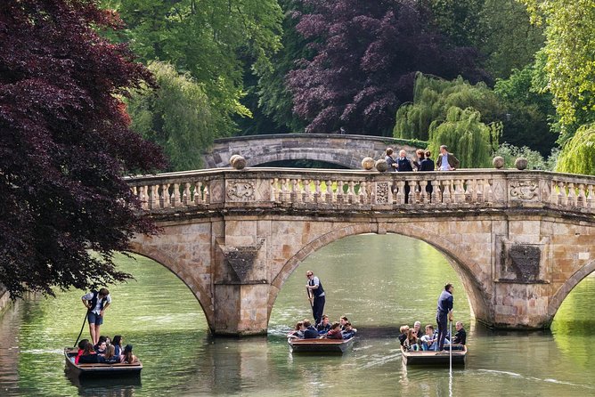 Punting Tour in Cambridge - Visiting Queens College and the Mathematical Bridge