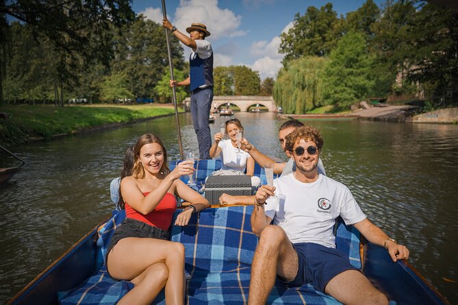 Punting Tour in Cambridge - The Role of the Guide and Commentary