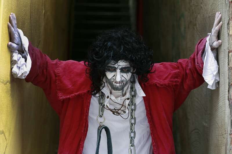 Quebec: Crimes of New France Animated Walking Tour - Meet the Costumed Guides and Their Storytelling Style