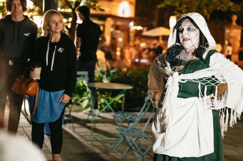 Quebec Interactive Street Theatre: "Crimes in New France" - The Experience of Ghostly Guides and Characters