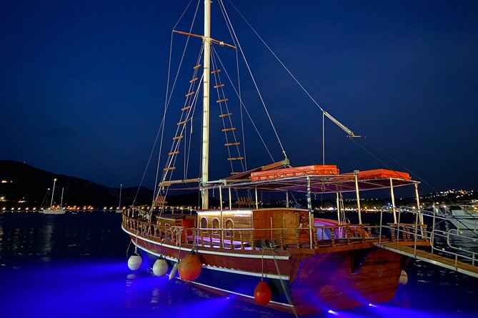 Queen Bee Sunset Cruise with Swim Stops and Dinner - The Food and Beverage Offerings