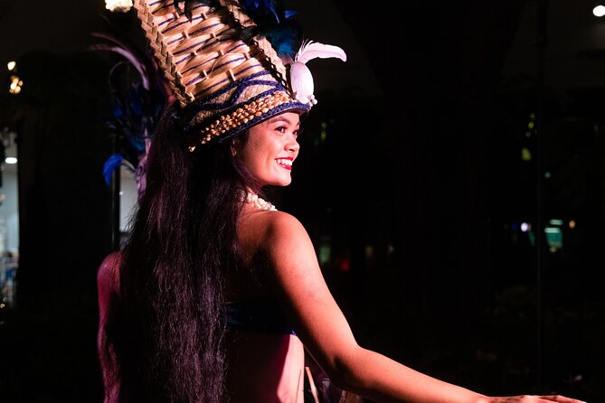 Queens Luau in the Heart of Waikiki - The Atmosphere Inside the Shopping Mall