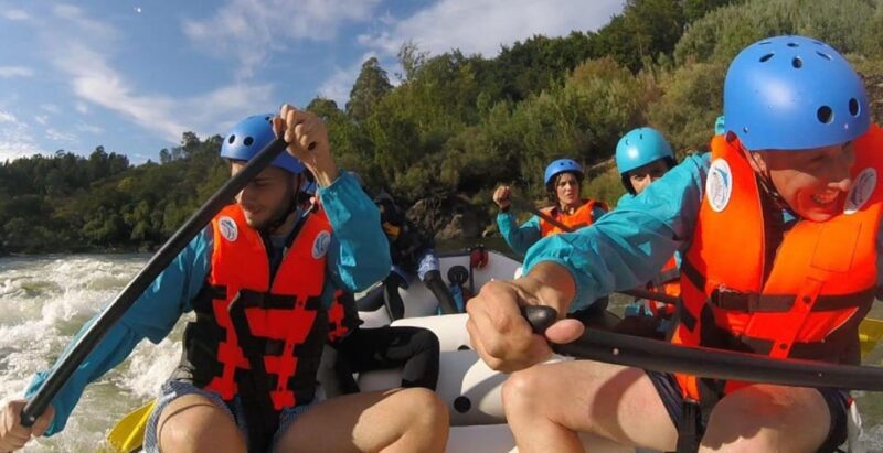 RADICAL ADVENTURE IN MELGAÇO: RAFTING ON THE MINHO RIVER - The Rock Jump: An Adrenaline-Pumping Highlight