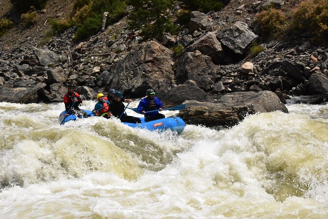 Raft through Gore Canyon- Class V Ultimate Advanced White-Water Rafting - The Notable Features that Elevate This Trip