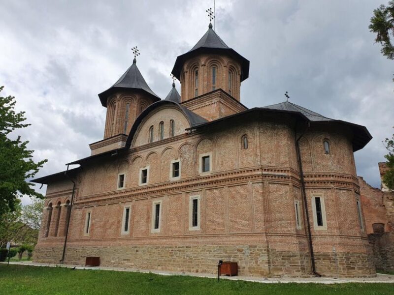 Real Dracula Princely Court and Real Dracula's Fortress - Climbing Poenari Fortress, the Dracula Landmark