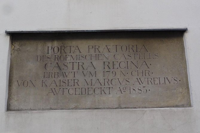 Regensburg - Classic guided tour - Crossing the Historic Old Stone Bridge