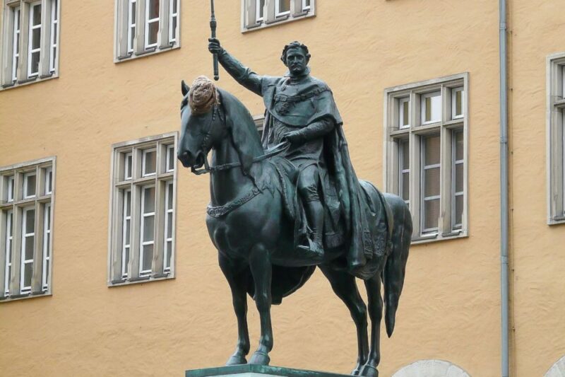 Regensburg: Private Walking Tour With Professional Guide - Discovering the Resplendent Regensburger Dom