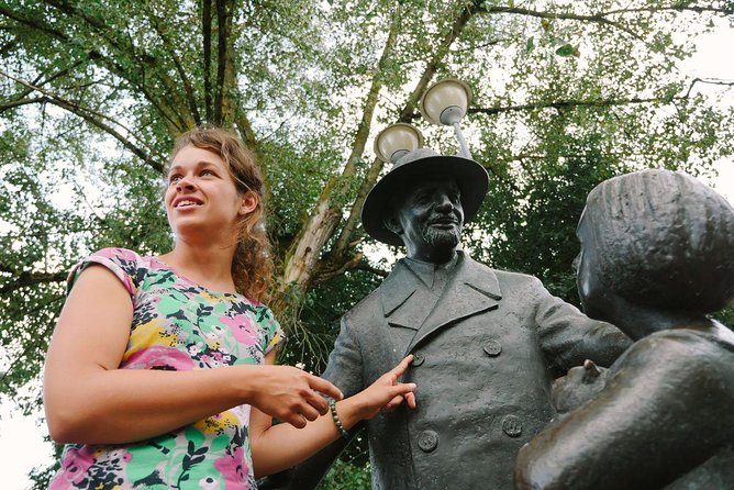 Regular walking tour of Jewish Vilnius - The Art Project "Walls that Remember" on Stikli gatv