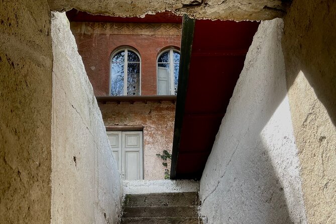 Relics of Comunism in Tiranë - Key Points