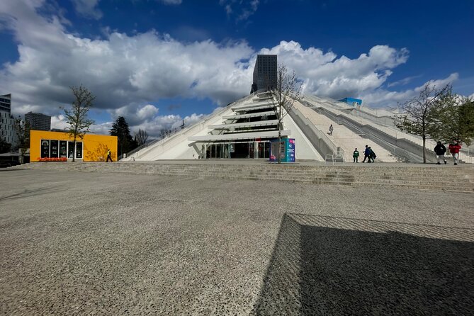 Relics of Comunism in Tiranë - The Unique Atmosphere of Komiteti Bar: A Communist Era Café
