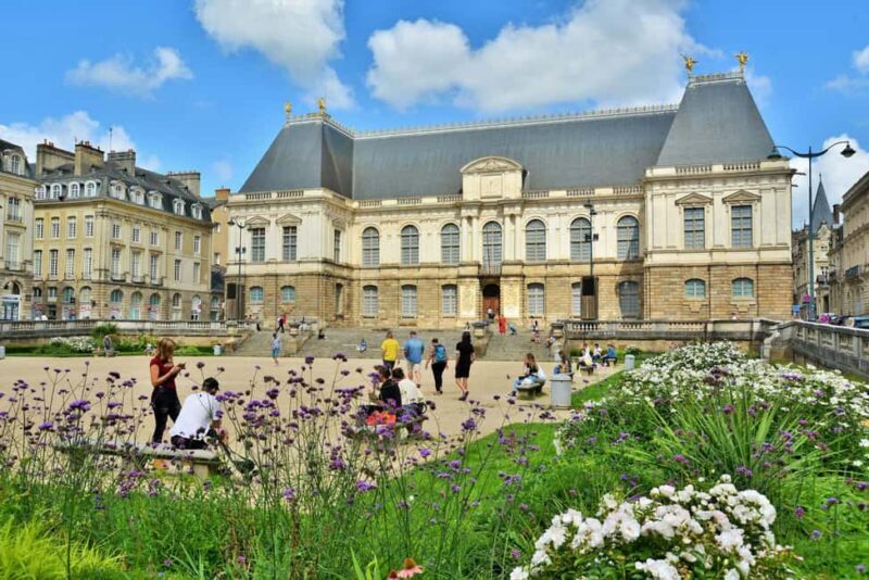 Rennes: Private Guided Walking Tour - From Pedestrian Streets to Iconic Squares