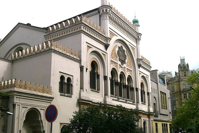 Rent-a-Friend in Prague - Crossing the Charles Bridge with a Local Guide