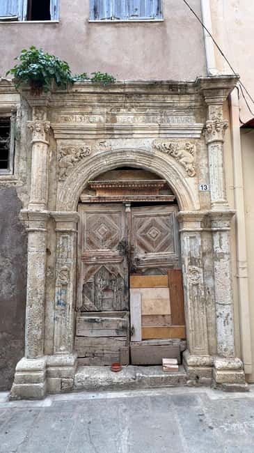 Rethymno: a walking tour of the Old Town area - The Rimondi Fountain and Venetian Loggia Highlights