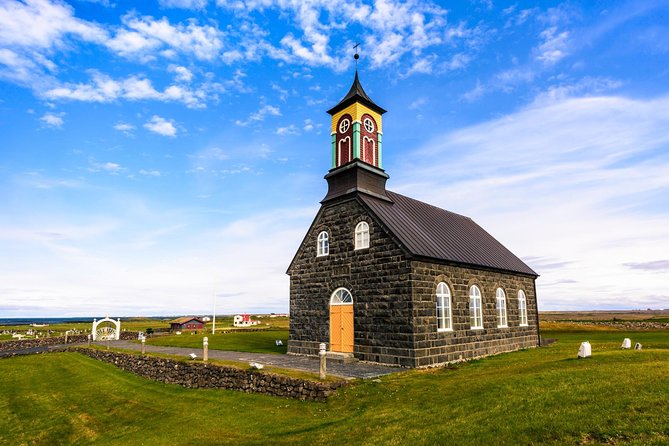 Reykjanes peninsula - Witnessing Waves at Brimketill Lava Pool