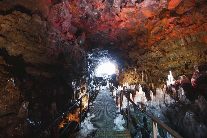 Reykjavik: Evening Lava Tunnel and Northern Lights Hunt - Chasing the Aurora Borealis in Icelands Countryside