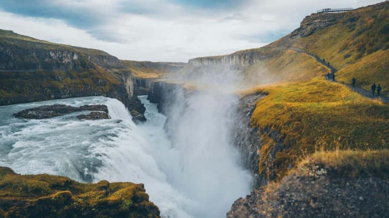 Reykjavik: Golden Circle tour: Geysir, Gullfoss, Thingvellir - The Guide: Insights and Engagement on the Tour