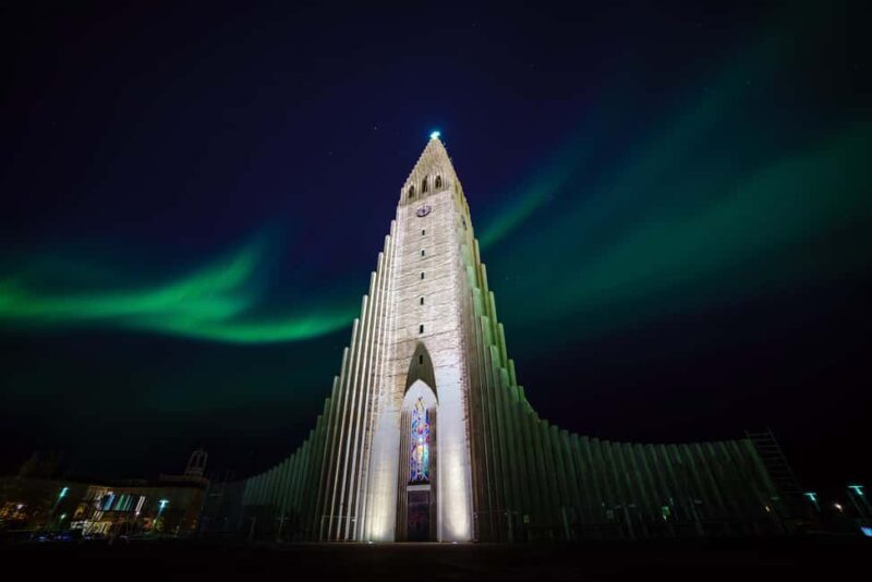 Reykjavik: Northern Lights Comfort Coach with Local Gift - Hot Drinks and Warmth During the Tour