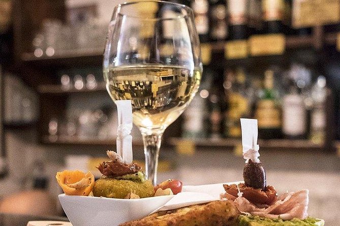 Rialto Farmers Market Food Tour in Venice with Wine Tasting & Guided Sightseeing - Guide Expertise and Tour Atmosphere