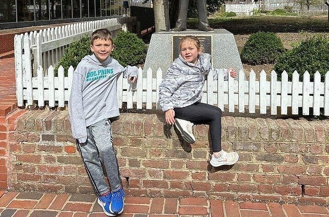 Richmond Puzzling Adventure Scavenger Hunt Walking Activity - The Festive Side: Christmas Lights and Seasonal Decor