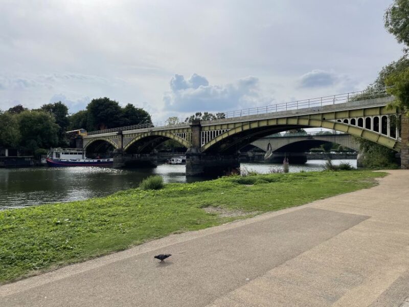 Richmond: Ted Lasso Guided Walking Tour - The Thames View: Keeleys Photo Shoot Location