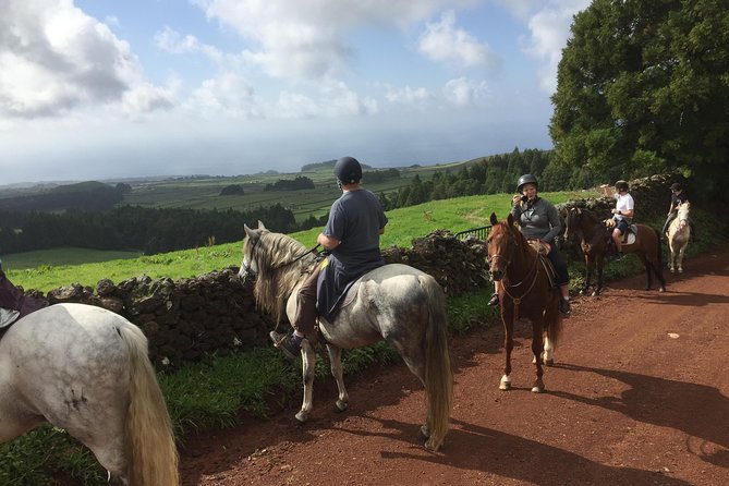 ride a volcano - go to the gardens in the woods - Starting Point at Basalto - Clube de Campo in Angra do Heroísmo