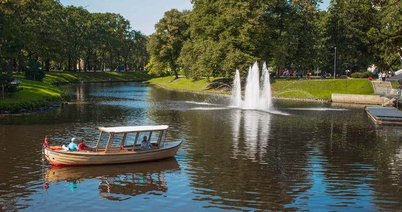 Riga: Canal Boat Sightseeing Tour With Audio guide - The Departure Point at Kronvalda Park