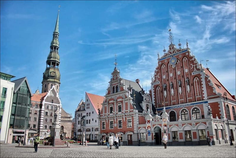 Riga Classical Old Town 2-Hour Walking Tour - Visiting Riga Castle and Its Historic Significance