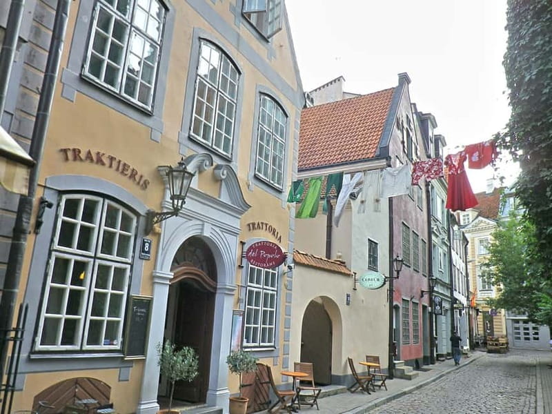 Riga Classical Old Town 2-Hour Walking Tour - Exploring the House of Blackheads and Its Rebirth