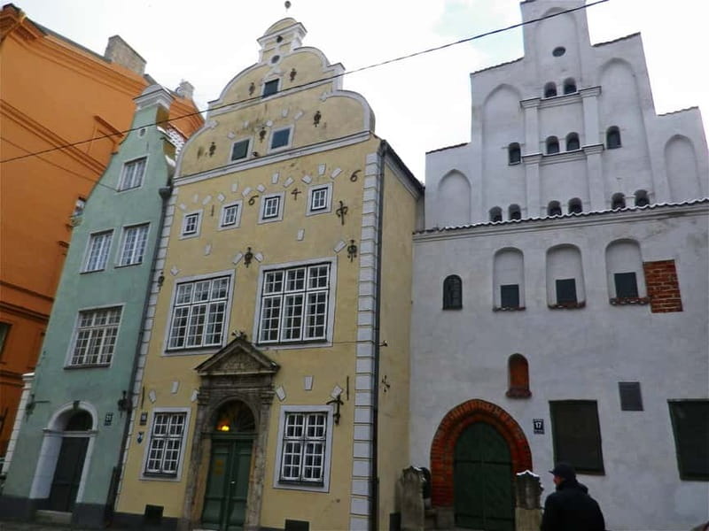 Riga Classical Old Town 2-Hour Walking Tour - Notable Architectural Highlights: The Powder Tower and Art Nouveau Cat House