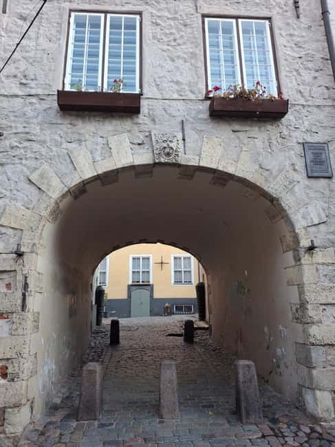 Riga: Discover the hidden pearls of Riga ! - Practical Details: Meeting Point, Group Size, and Languages