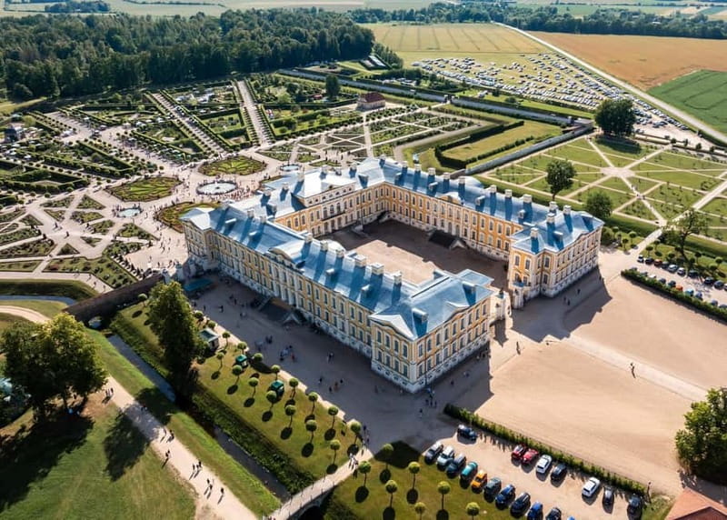 Riga: Hill of Crosses, Rundle Palace, & Bauska Castle Tour - Comfortable Transport and Pacing