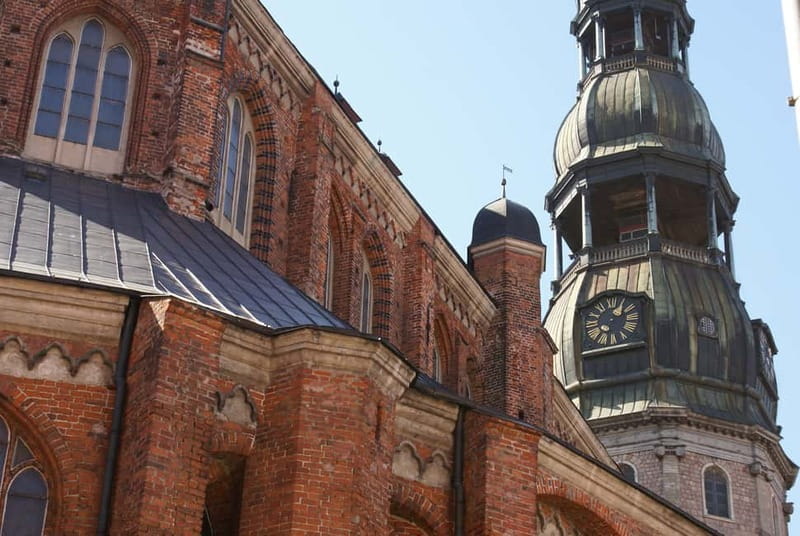 Riga: Old Town Walking Tour in a Small Group or Private - The Role of the Guide and Group Size