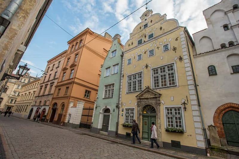 Riga's Old Center and Art Nouveau Tour - Visiting Key Landmarks: Riga Castle and Old Guild House