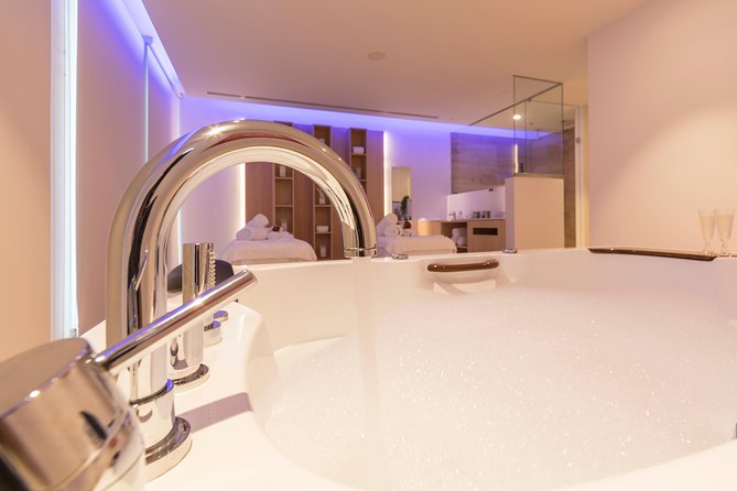 Romantic couple massage + SPA entry and private jacuzzi with cava - Key Points
