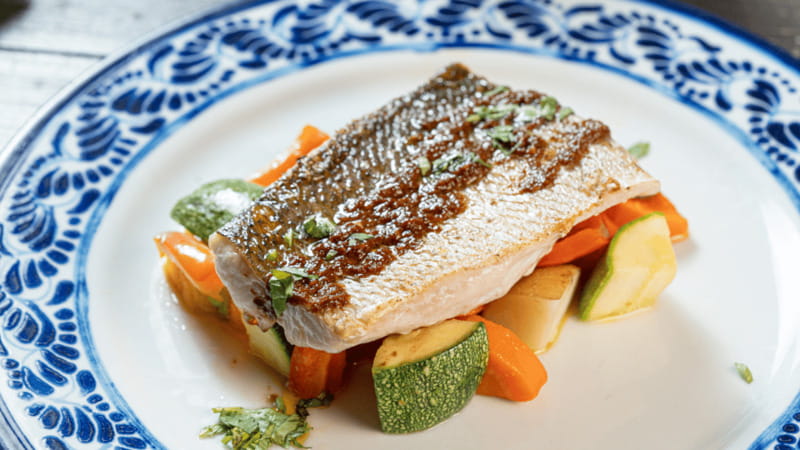 Romantic dinner in front of the sea - Key Points