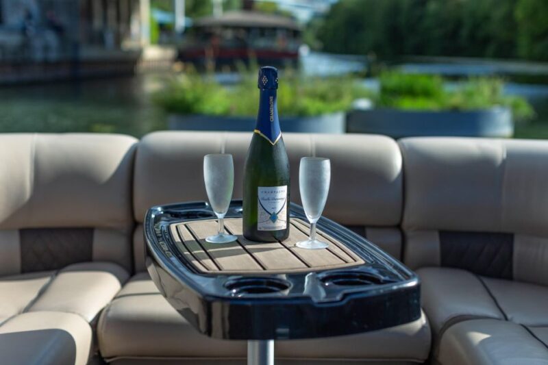 Romantic photo shooting on a private boat in Paris - The Scenic Route Along the Seine: From Statue of Liberty to Notre Dame