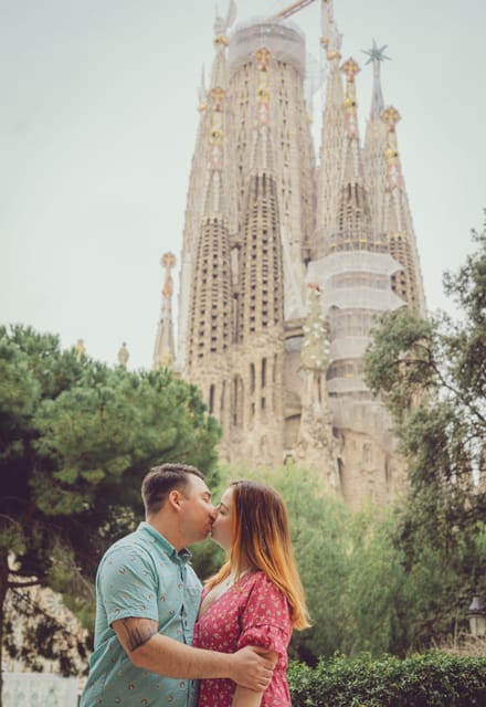 Romantic Photoshoot Experience for Couples in Barcelona - From the Meeting Point at Sagrada Familia Souvenir Shop to a Memorable Photo Session